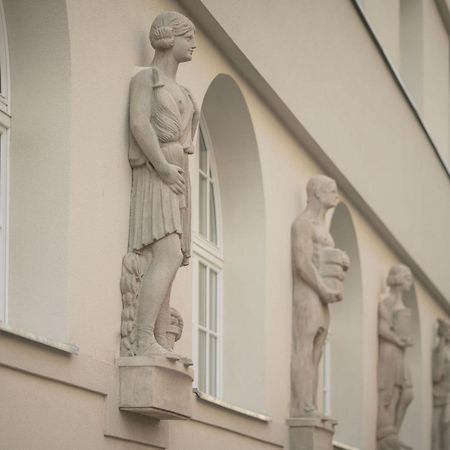 Ferdi Margareten Wina Bagian luar foto